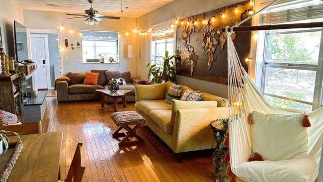 Sala de estar - 117 W Flora St