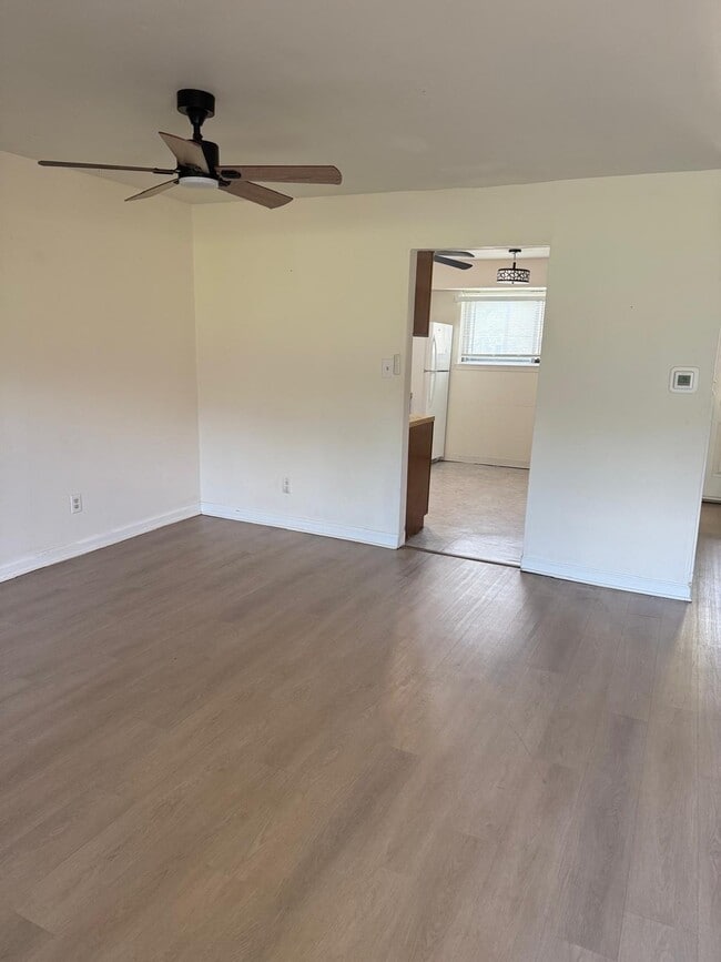 Dining area attached to kitchen - 149 Echelon Rd