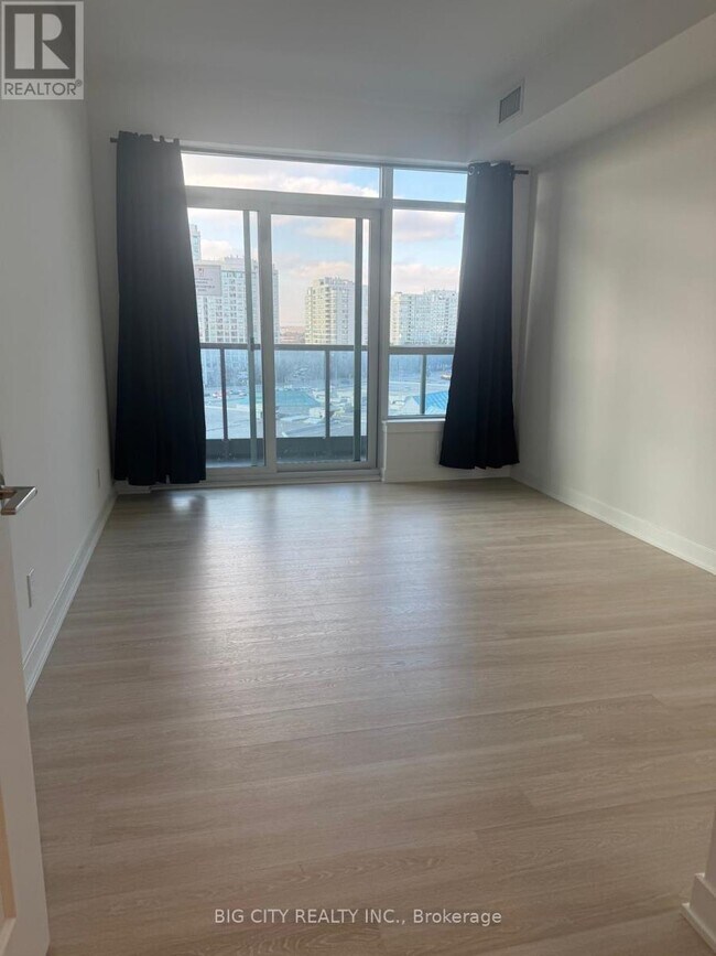 Photo du bâtiment - 30 Upper Mall Wy