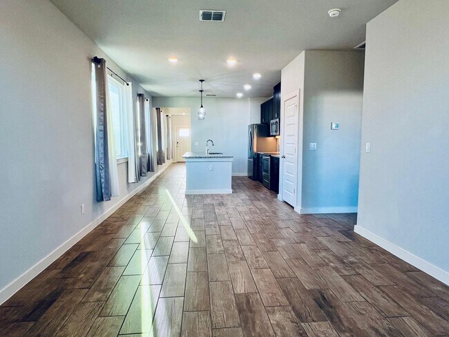Foto del edificio - $500 OFF ON FIRST MONTH'S RENT! APPLICATION FEE WAIVED!  Modern 3BD/2BA Home in Blue Ridge Ranch ...
