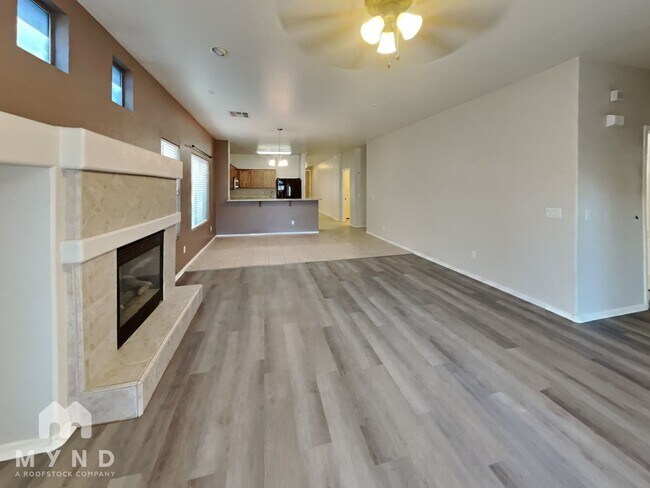 Building Photo - 390 E Saddle Way