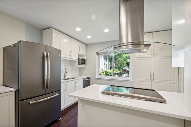 Building Photo - Reston-Renovated 3 BR / 2 BA / 2 1/2 BA En...