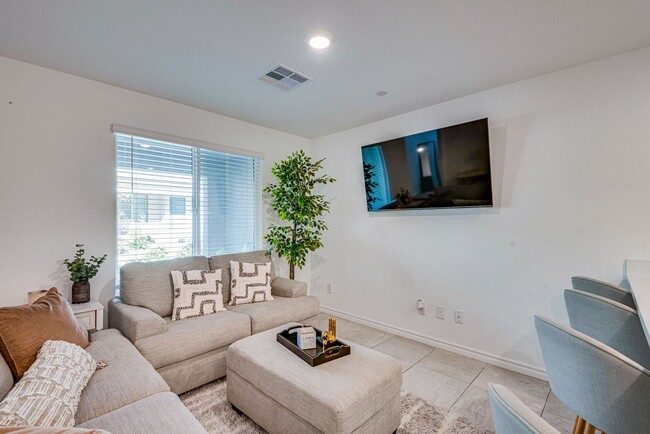 Foto del edificio - Furnished 3-bedroom, 2.5-bath townhome, de...