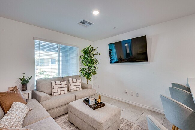 Foto del edificio - Furnished 3-bedroom, 2.5-bath townhome, designed to offer the ultimate in modern comfort.