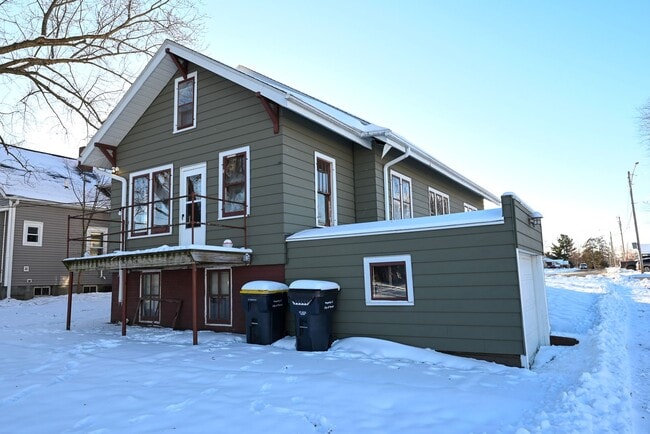 Building Photo - 1802-1806 Superior Ave - Duplex