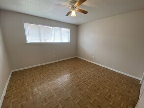 Building Photo - 5610 Royal Palms St