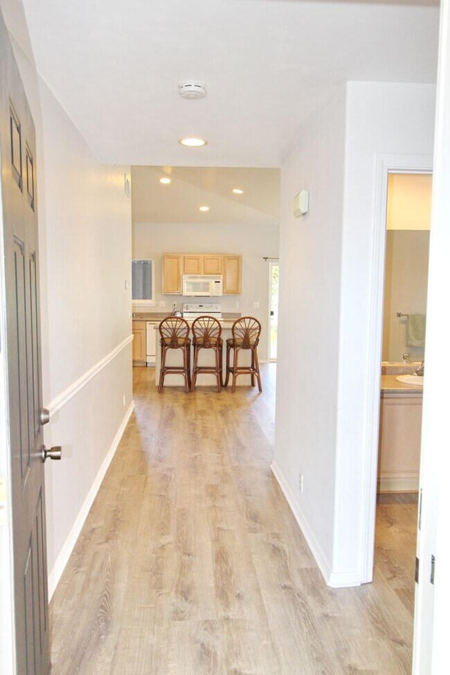 Building Photo - Spacious, Unfurnished, Standalone Private ...