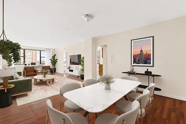 Foto principal - 10740 Queens Blvd