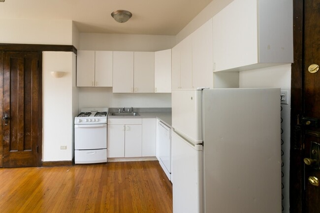 Building Photo - 821 W Waveland Ave