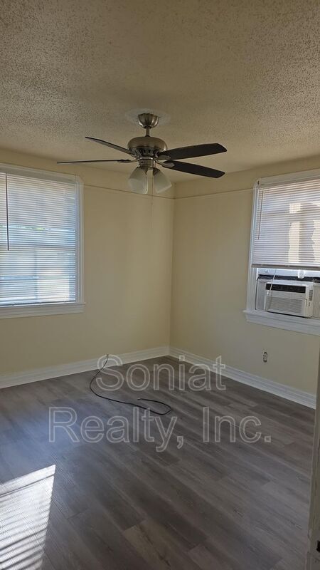 Building Photo - 8025 Pompano St