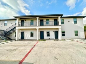 Building Photo - 2705 Mauricio St