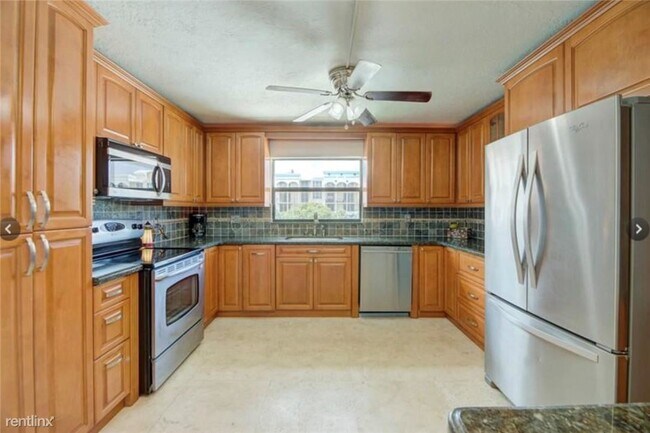 Foto del edificio - 2 br, 2 bath Condo - 1975 SE 3rd St Apt 403