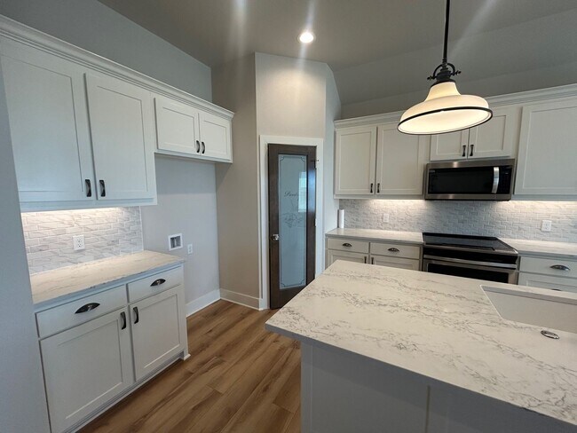 Foto del edificio - Amazing 3 Bedroom Midway Home