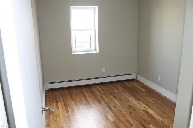 Building Photo - 3 br, 1 bath Apartment - 104 Cornelia St