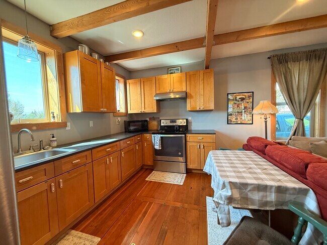 Cocina espaciosa con amplio espacio para gabinetes y encimeras. - 215-1/2 N Emmett