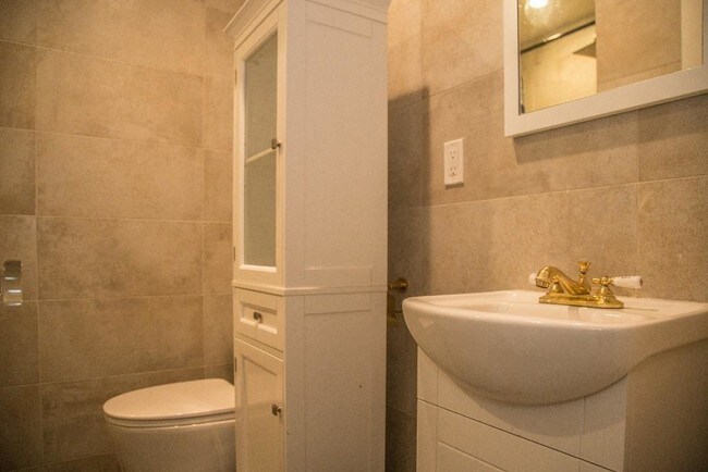 Building Photo - 228 Schaefer St