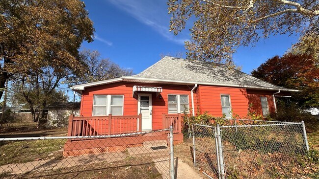 Building Photo - $1250 - 3 bedroom/ 2 bathroom with bonus r...