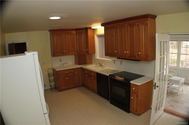 Building Photo - 12860 Cedar Cir