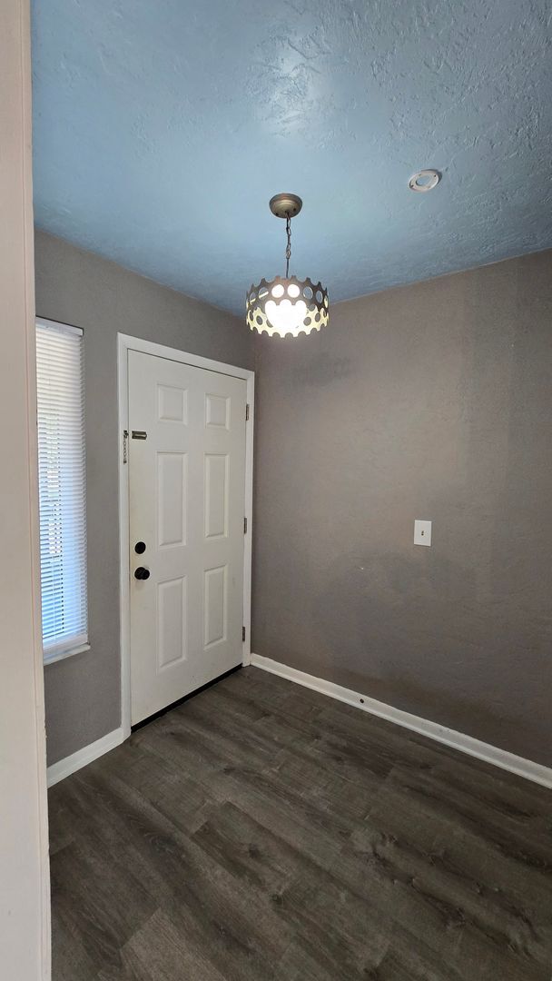 Foto del edificio - 3 bedroom 2 bath 2nd floor condo