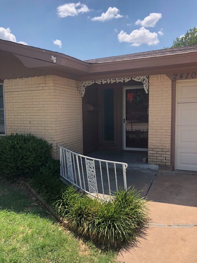 Foto del edificio - 3 bed, 2 living, 2 bath, 2 car garage