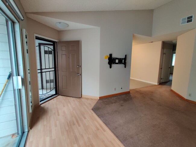 Building Photo - Newark - 2 Beds and 2 Baths Condo with new...