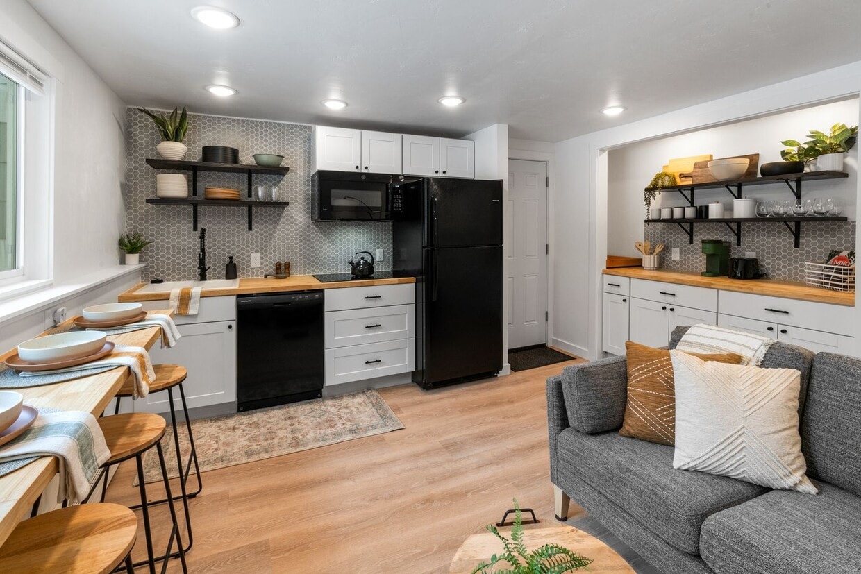Foto principal - Stylish & Turnkey Furnished 2-BR Daylight ...