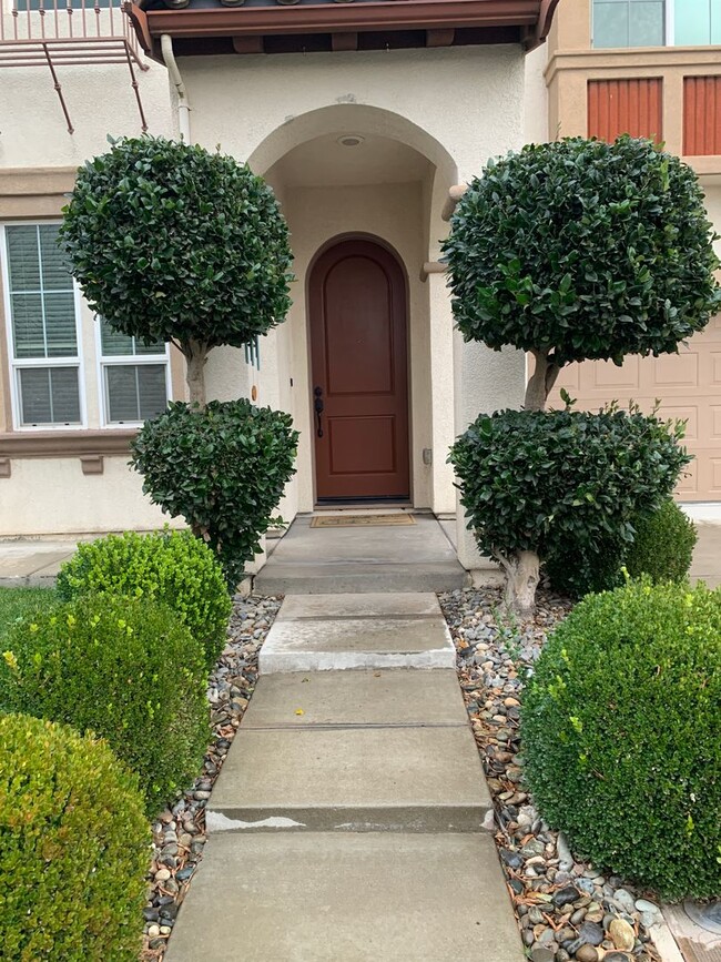 Foto del edificio - Beautiful 2 story home ready to be home