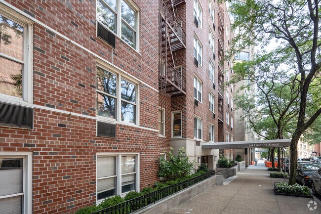 Entrance - 64 E 94th St