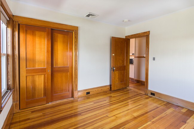 Building Photo - 2 Roslyn St Ct