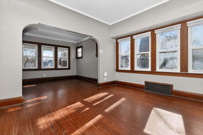 Foto del edificio - Spacious four bedroom home, available late June.