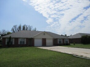 Building Photo - 163 Armadillo Ln