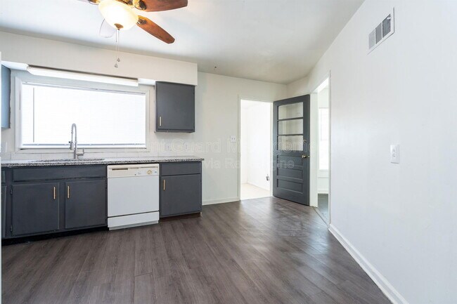 Foto del edificio - 1700 N Harvard Ave