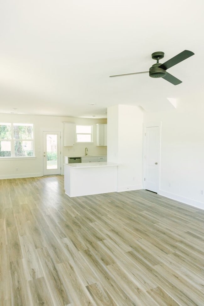 Building Photo - 3BD/2.5BA TOWNHOUSE-Walking Distance to Avondale, Greenway and Short Drive to Downtown Charleston...