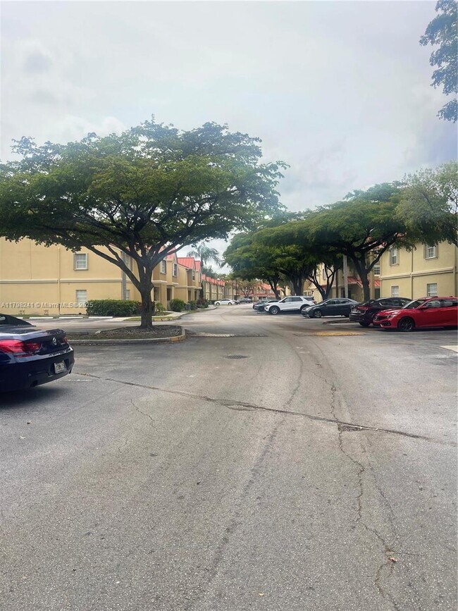 Foto del edificio - 18310 NW 68th Ave