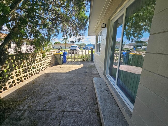 Building Photo - 4719 Manatee Dr
