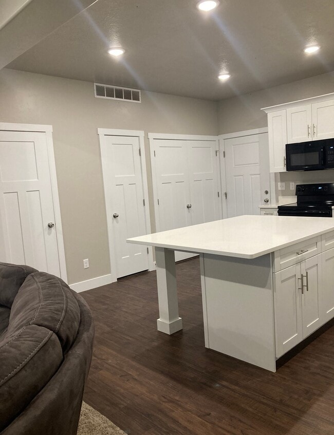 Building Photo - 1661 E Talon Way