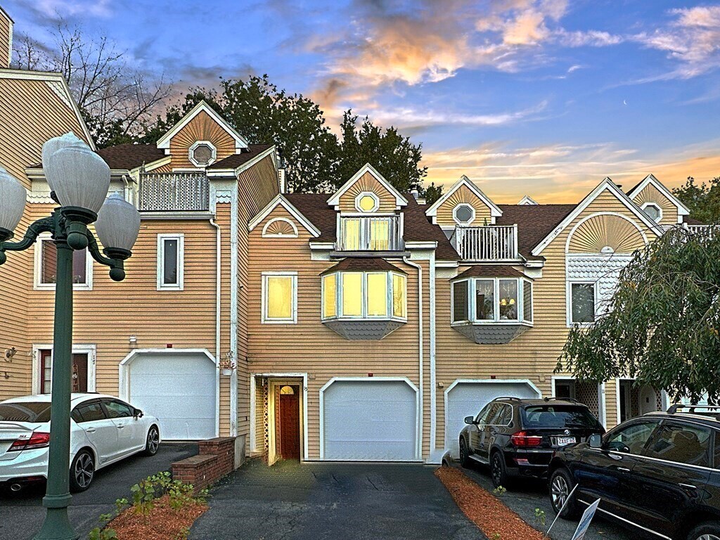 Foto principal - 15 Village Ct