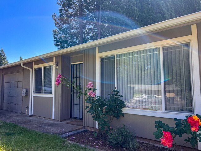 Building Photo - 2BD/1BA DUPLEX W/ GARAGE &YARD IN SALEM