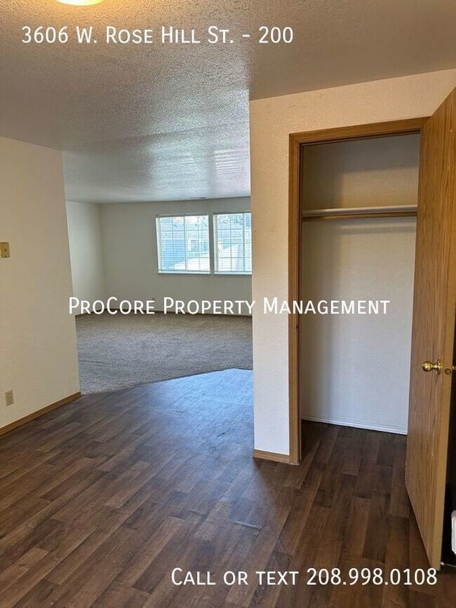 Building Photo - Close to BSU/Downtown this Upper level 2 b...