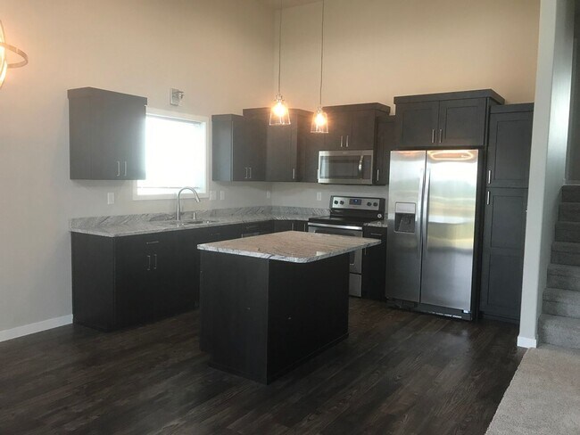 Building Photo - 3 Bed 3 Bath Single Family Home