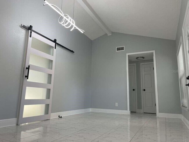 Foto del edificio - 10106 Royal Acres Ct