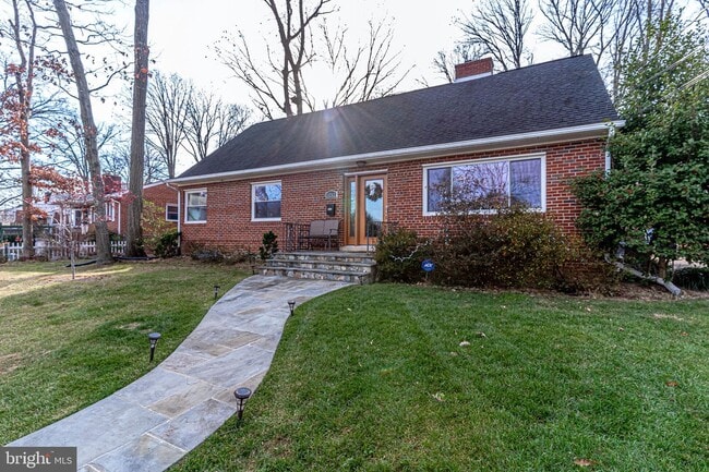 Building Photo - 1212 S Forest Dr
