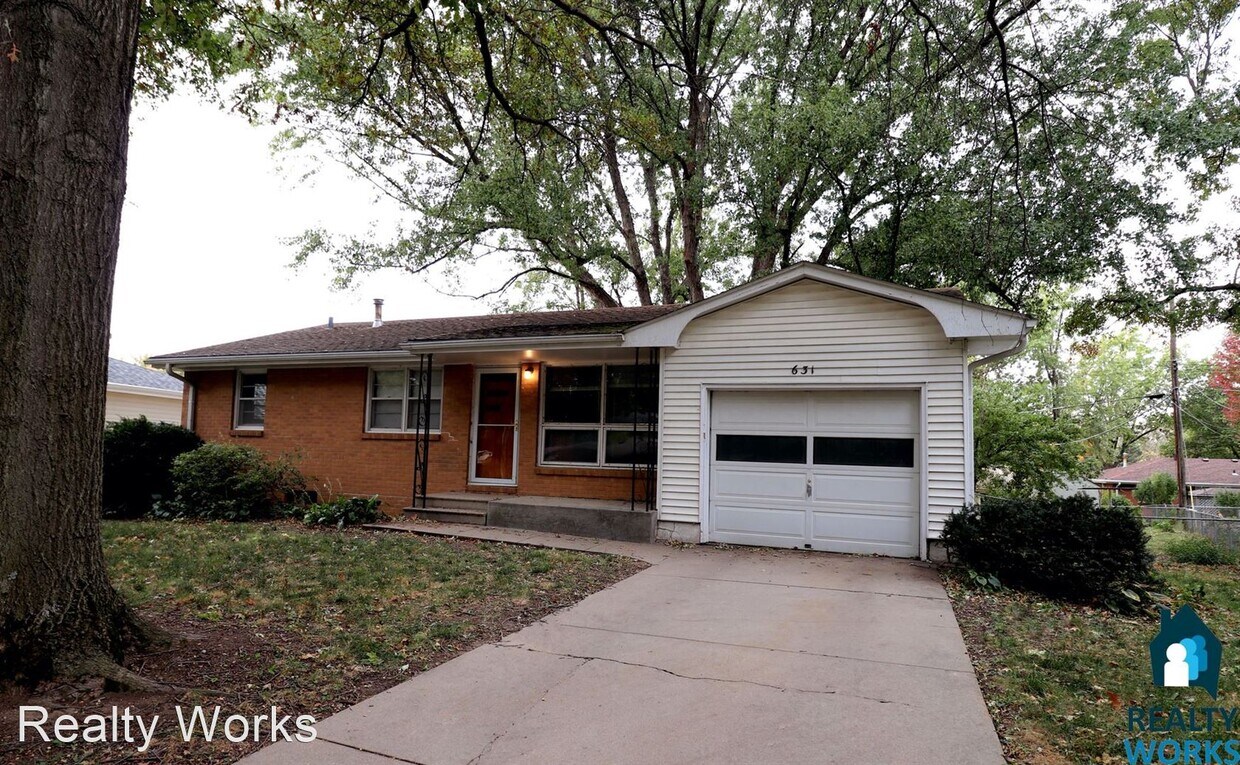 Primary Photo - 3 br, 1.5 bath House - 631 Trail Ridge Road