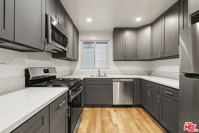 Foto del edificio - 1235 N Harper Ave