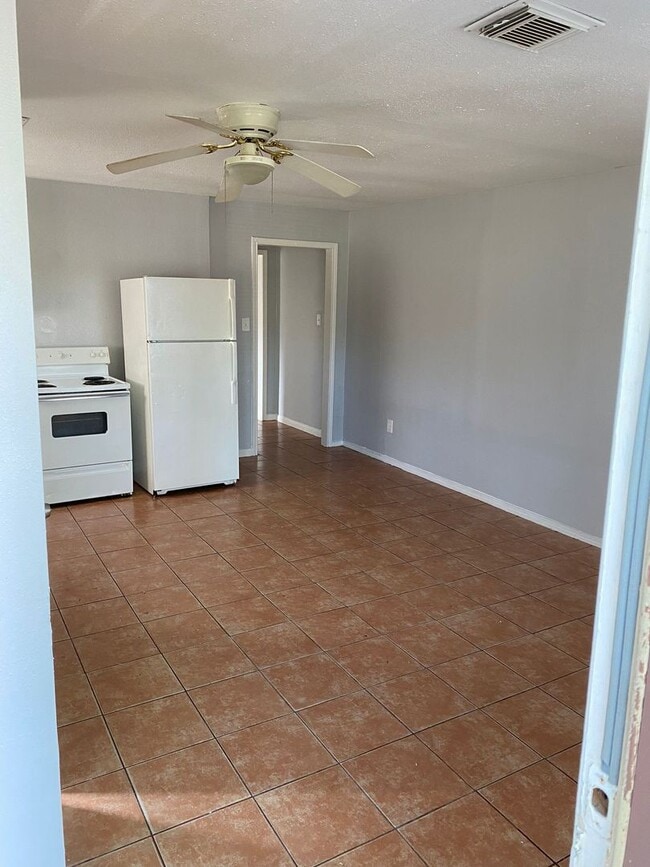 Building Photo - 306 Lake Rd