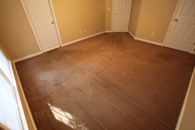 Building Photo - 3B/2B Duplex Available for August!