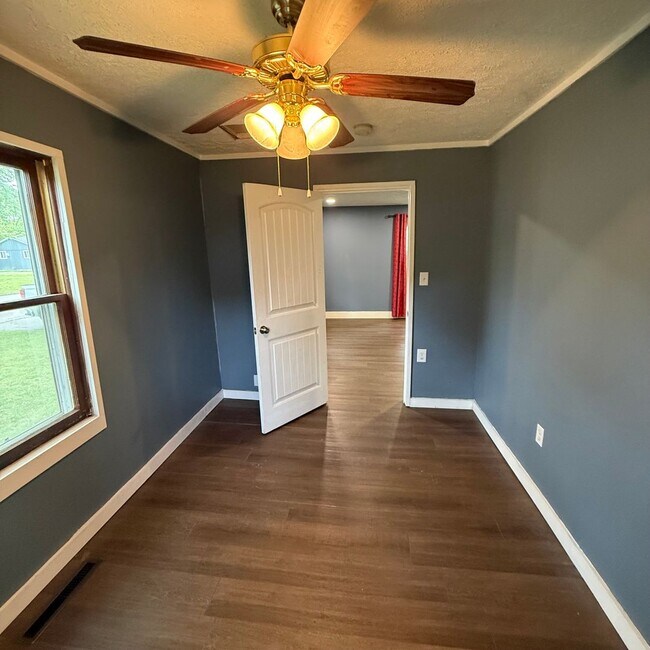 Foto del edificio - 3 bedroom 1 bath Bungalow with Large fenced in back yard available now.