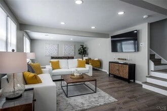 Building Photo - 1004 Main St