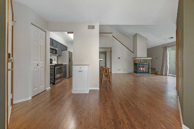 Foto del edificio - Spacious 3BR/3BA Condo w/ Loft & Vaulted Ceilings!