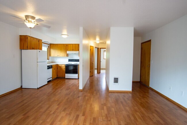 Foto del edificio - Top-Floor Two-Bedroom with Balcony & Parking!